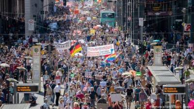 На улицах Берлина тысячи людей протестуют против карантинных ограничений