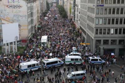 В Берлине тысячи людей вышли на акцию против карантина