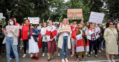 Тысячи женщин вышли на акцию солидарности в Минске