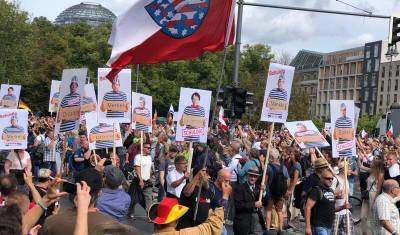 В Берлине полиция остановила многотысячную демонстрацию корона-скептиков