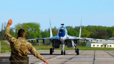 Истребитель ВВС Украины снес знак на автодороге в Ровенской области