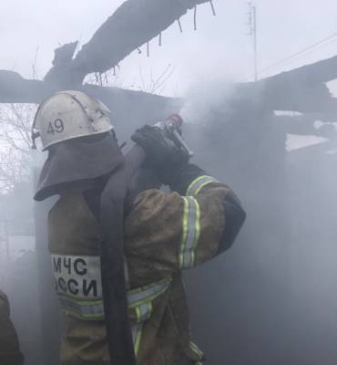 В Таганроге горят хозпостройки, объявлен повышенный ранг пожара