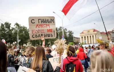 В Минске тысячи женщин вышли на марш солидарности