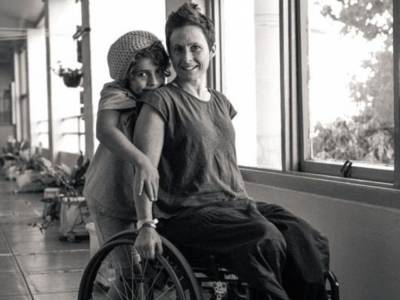 Женщину-инвалида от самоубийства спасла сорока: трогательную историю покажут в кино