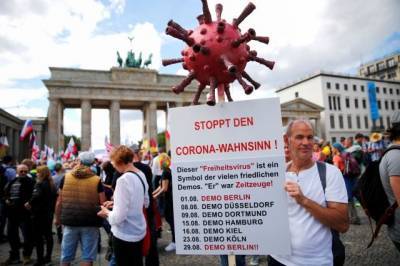 В Берлине тысячи жителей вышли на акцию против ограничений по коронавирусу