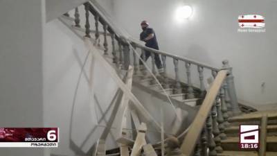 В Западной Грузии потолок обрушился в детской больнице