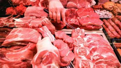 В Баварии мужчина украл и съел сырое мясо прямо в магазине