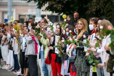 Тысячи женщин вышли на марш солидарности в Минске