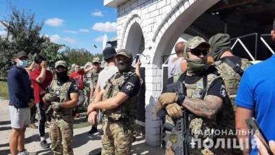 В городке на Харьковщине полиция предотвратила самосуд над ромами. Их жилища охраняет спецназ