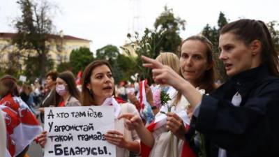 В Минске проходит грандмарш женской солидарности. Задерживают мужчин