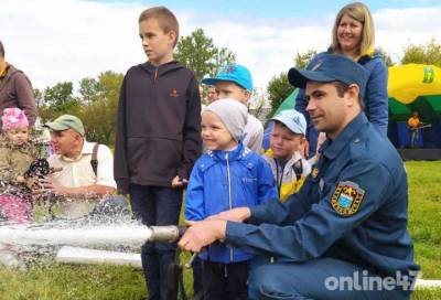 Веселье и безопасность: пожарные устроили праздник для жителей поселка Аннино