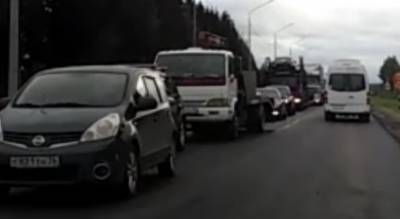 «Стоим по два часа»: водители о гигантской пробке на трассе под Ярославлем