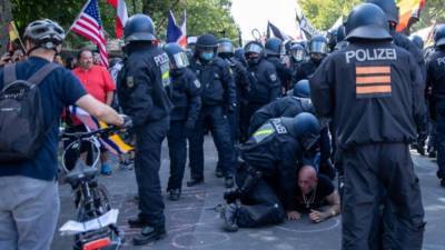 Демонстрации в Берлине продолжаются: беспорядки у российского посольства и выступления племянника президента Кеннеди