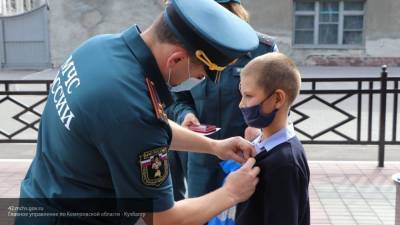 Школьника из Кемерово наградили за спасение сестры из горящего дома