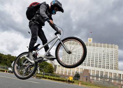 ГИБДД напомнила велосипедистам и мотоциклистам столицы о необходимости использовать защиту