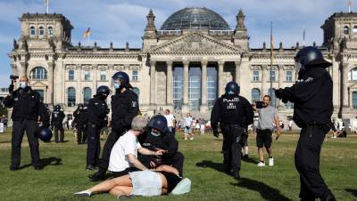 Более 300 человек задержаны в Берлине на акциях протеста против мер по COVID-19