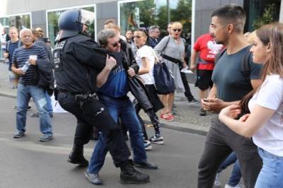 Более ста человек задержали на протестах против ограничений в Берлине