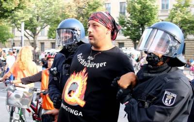 В Берлине на акции против карантина задержали сотни участников