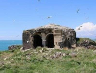 Жители Вана требуют восстановить армянскую церковь Сурб Геворк на острове Лим