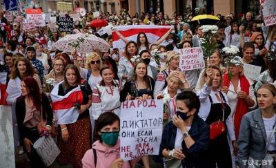 Десять тысяч женщин прошли маршем солидарности по центру Минска — фото