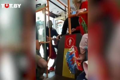 Появилось видео жестокого задержания пассажиров в минском троллейбусе