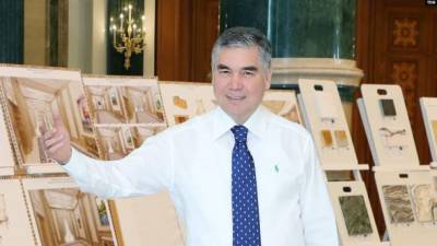 В Туркменистане людей заставляют вместе с дефицитными продуктами покупать портреты президента