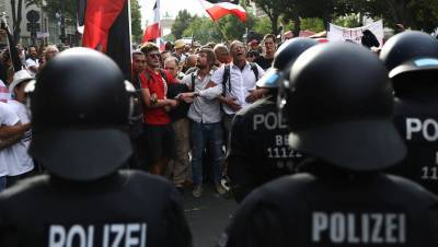 В Берлине полиции пришлось отгонять демонстрантов от рейхстага