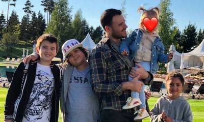 Эмин Агаларов опубликовал фото со всеми четырьмя своими детьми