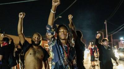 В Кеноше проходит новая акция протеста в связи с ранением афроамериканца