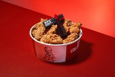 Сеть фастфудов KFC выпустила губную помаду со вкусом острых крылышек