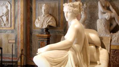 Турист в попытке сделать селфи отбил пальцы у скульптуры XIX века в Италии