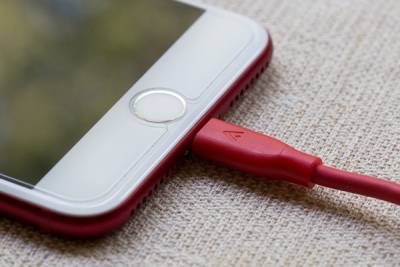 Эксперт назвал основные ошибки при зарядке смартфона
