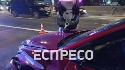 В Киеве Mazda протаранила авто с ребенком в салоне