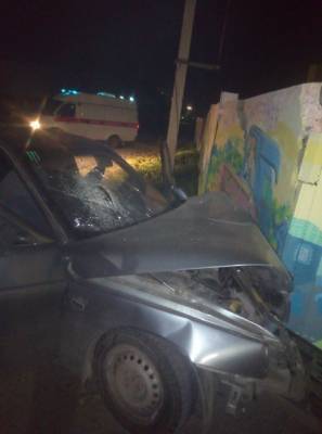 В Кузбассе нетрезвая компания врезалась на машине в бетонный забор