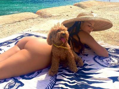 Модель Деми Роуз показала «жаркое» фото с испанского пляжа