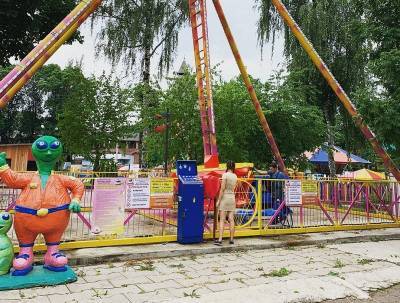 В центральном парке Смоленска готовят к запуску аттракционы