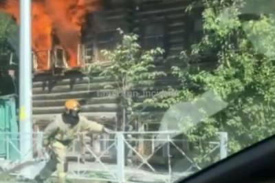В Тюмени горит пожарная каланча и деревянный двухэтажный дом