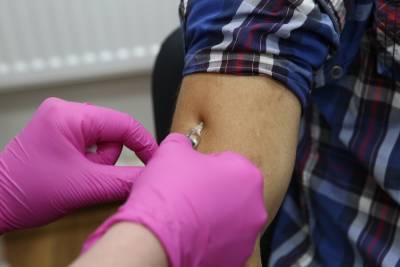 Серийный выпуск первой в РФ вакцины от коронавируса может начаться в сентябре – Мантуров