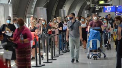 Хаос с бесплатными тестами на COVID-19: немцы специально приезжают в аэропорт, чтобы проверится