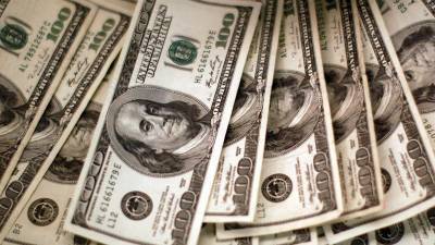 Открытие межбанка: Доллар потерял две копейки, евро — 17
