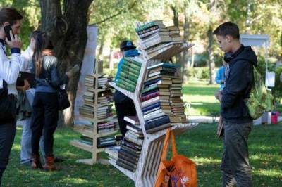 Депутат Мосгордумы Бускин рассказал о распространении практики книгообмена в парках столицы