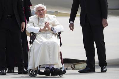 Бывший папа Римский серьезно заболел после визита в Германию