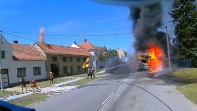 Искрит, горит и взрывается: пожарные пострадали при тушении автокрана. Видео