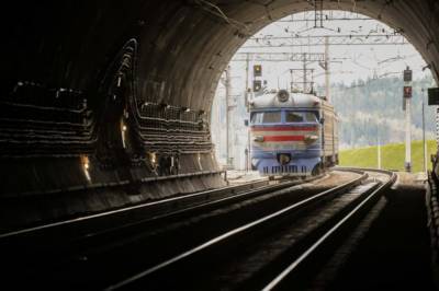 "Укрзализныця" отменила остановку ряда поездов дальнего сообщения в Луцке и Тернополе. Список