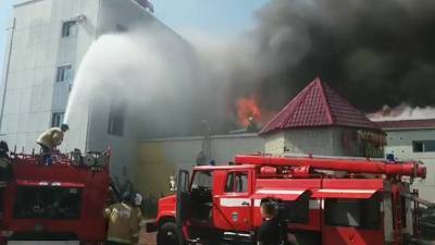 Пожарным удалось локализовать крупный пожар в ресторане Нижневартовска (видео)