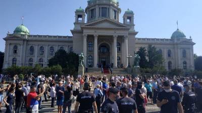 Сербская оппозиция вооружилась рогатками: пытается сорвать работу нового парламента