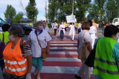 Во Львовской области работники психбольницы заблокировали трассу "Киев-Чоп"