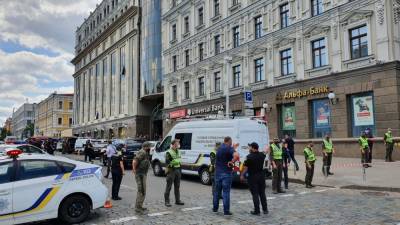 В киевском бизнес-центре террорист с бомбой захватил заложников