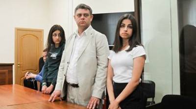 Дело сестер Хачатурян, обвиняемых в убийстве отца, рассмотрит суд присяжных