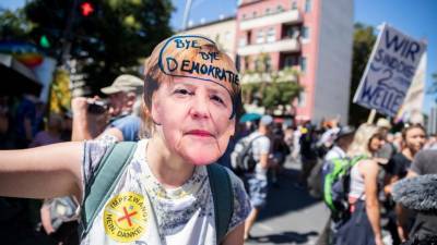 «Пандемии коронавируса не существует»: в Берлине 20 000 человек собрались на акцию протеста